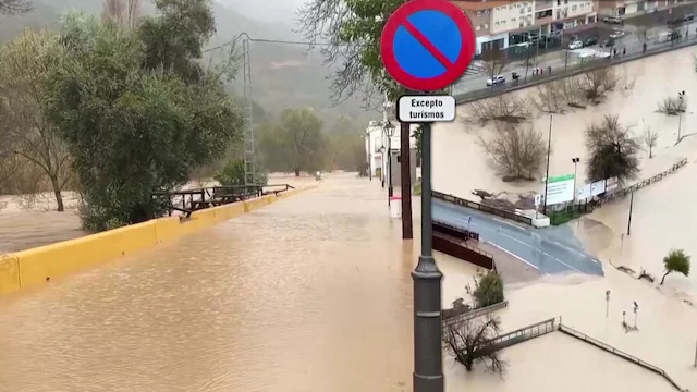 Tusentals evakuerade vid spanska sydkusten
